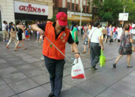 组织南京路拾起城市文明活动